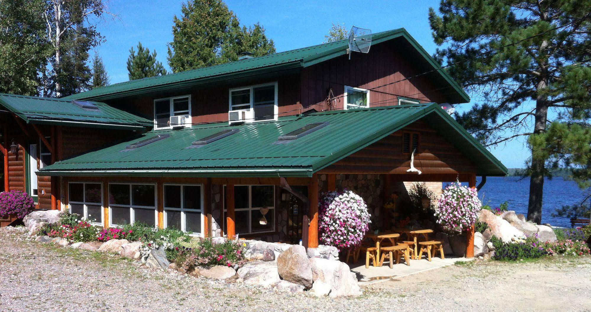 Moose Track Adventures Resort Winton Exterior foto